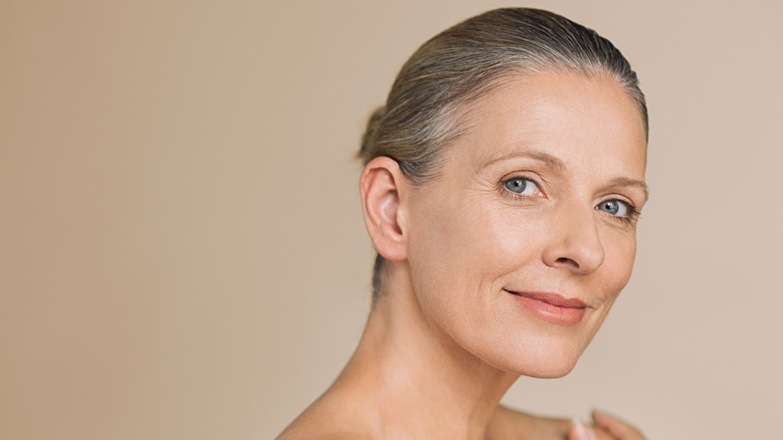 Femme mature souriante, ménopause et changements de la peau