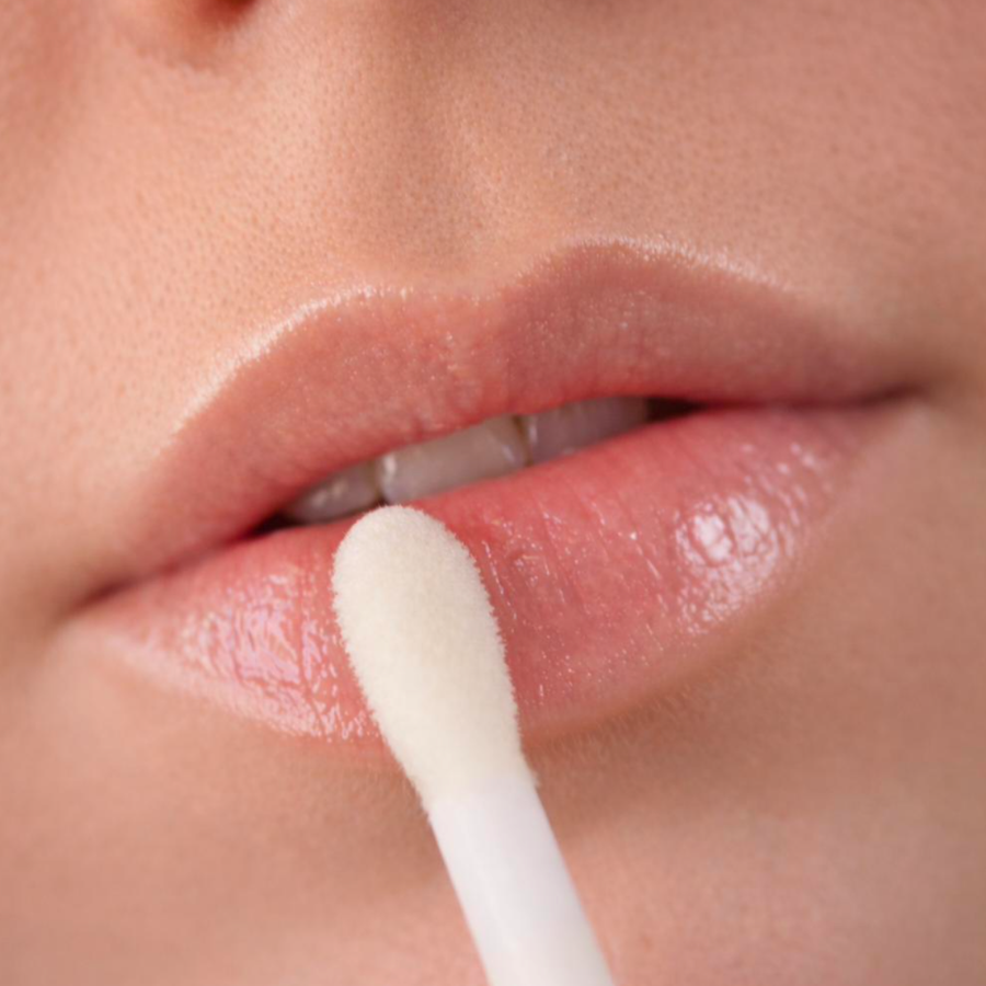 Application du Lip Refill Summum Guinot sur les lèvres