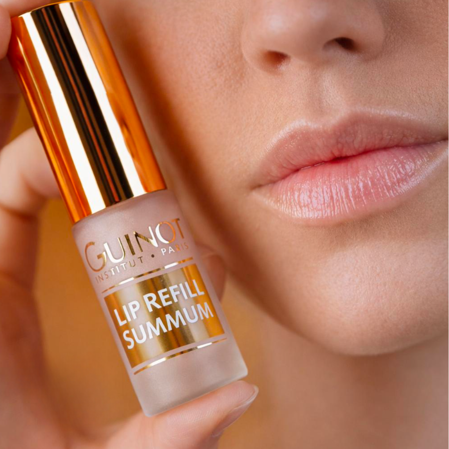 Lip Refill Summum Guinot tenu près des lèvres