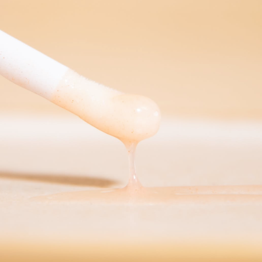 Texture huile-gloss du Lip Refill Summum Guinot sur l’applicateur