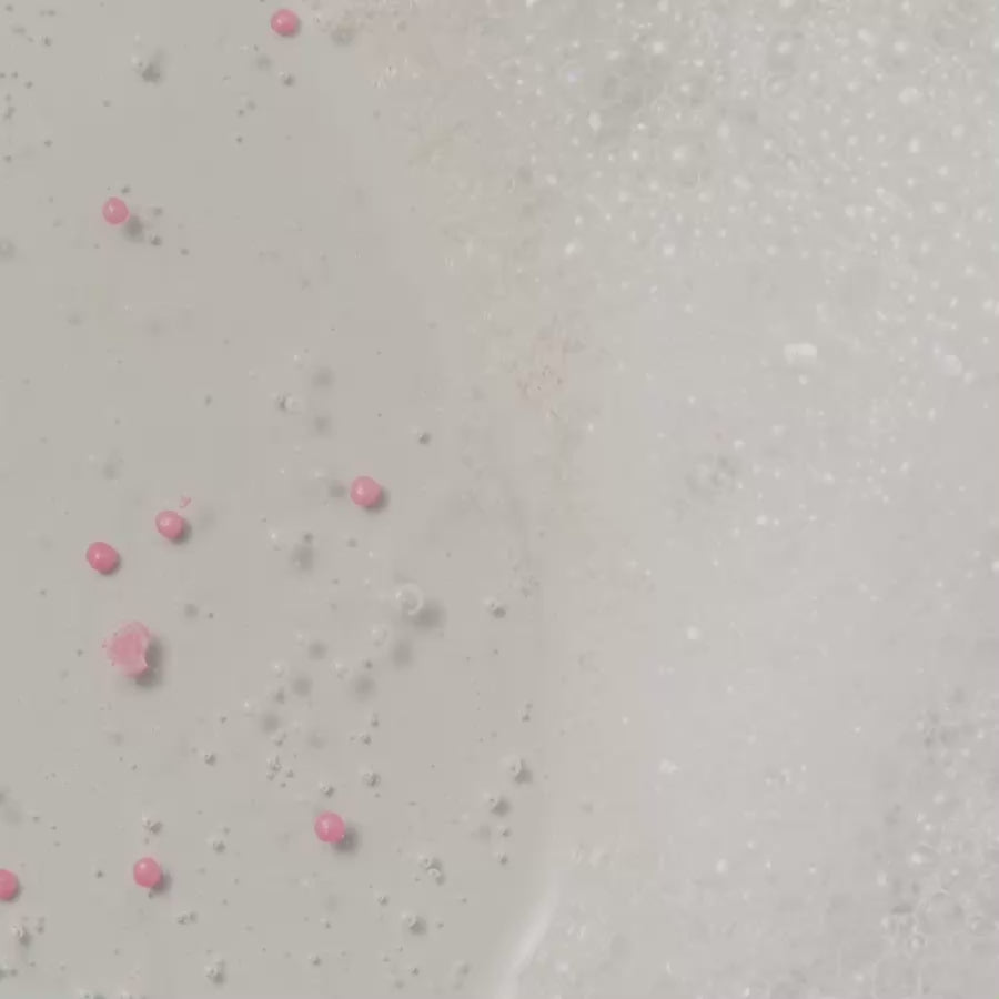Vidéo de la texture du Gel Nettoyant Fraîcheur 60 Maria Galland. Texture Gel qui se transforme en mousse.