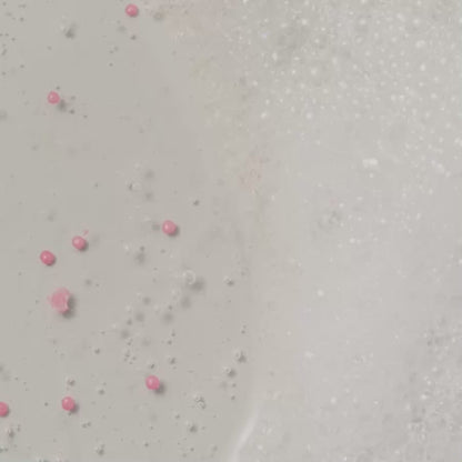 Vidéo de la texture du Gel Nettoyant Fraîcheur 60 Maria Galland. Texture Gel qui se transforme en mousse.