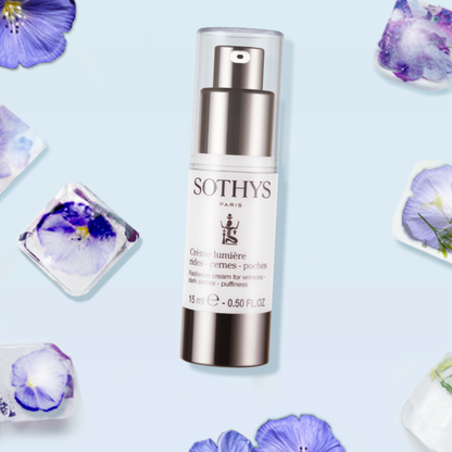 Crème Lumière Rides Cernes Poches Sothys sur fond bleu