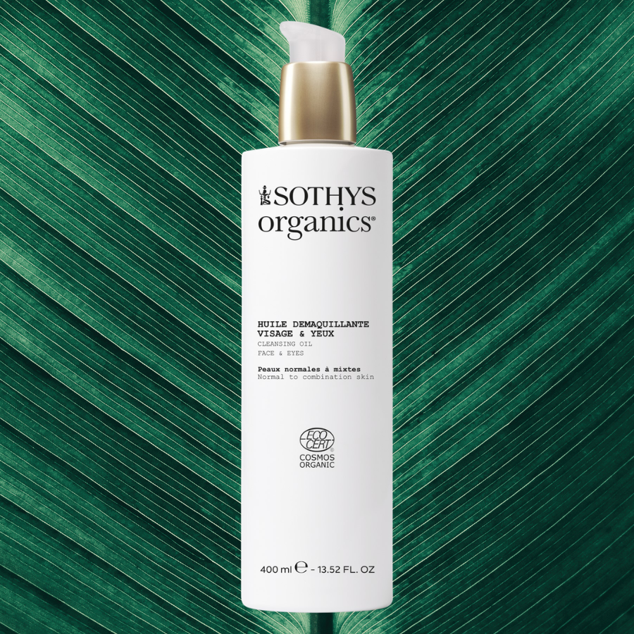 Huile Démaquillante Organics Sothys en format flacon-pompe de 400ml sur fond végétal feuille verte. Édition et stocks limités.