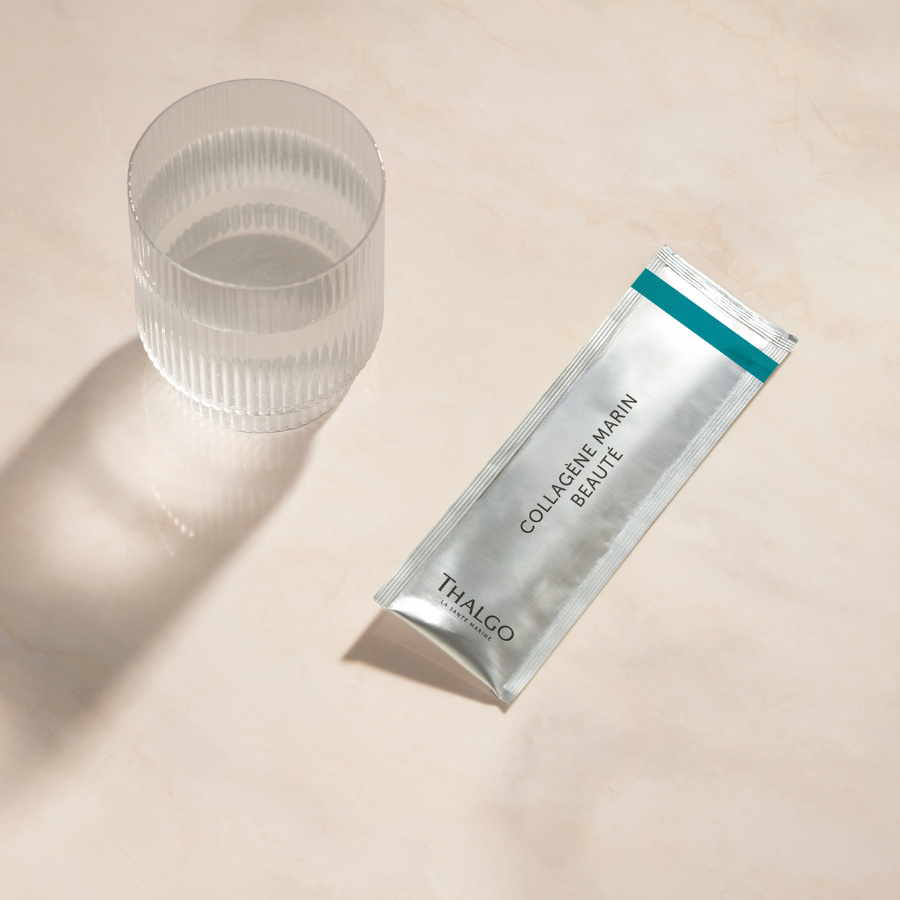 Un verre d'eau mélangé au Collagène Marin Beauté Thalgo pour une peau repulpée, lissée, des cheveux et des ongles renforcés