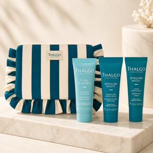 Trousse découverte de  produits Thalgo en format voyage pour une rituel beauté  visage éclat. Trousse rayée bleue et blanche offerte.